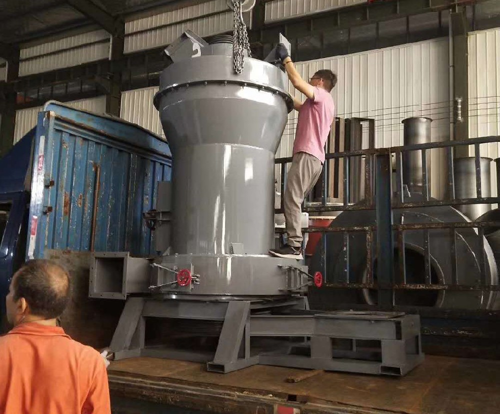 邁新機械發(fā)往湖北的磨粉機現場